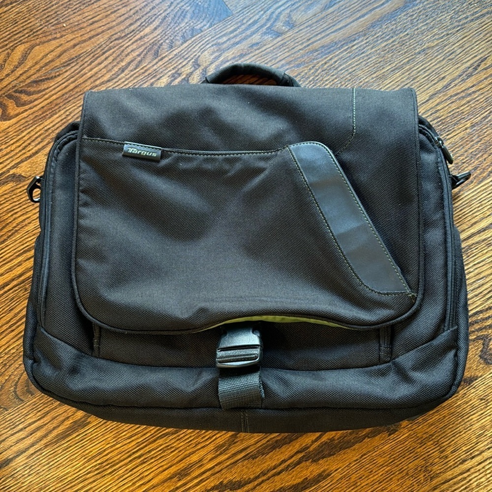 Targus black multi-zipper pockets padded laptop messenger bag.